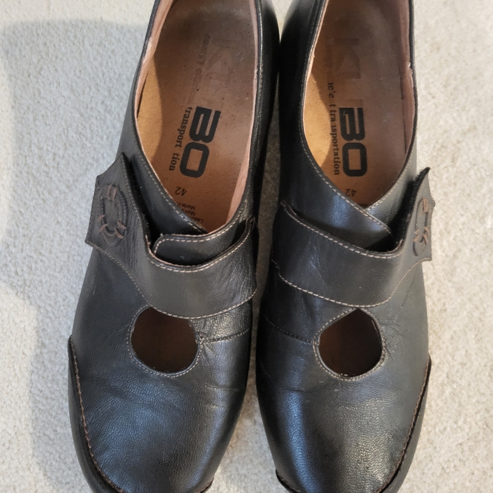 Kubo Brown Womens Mary Janes. Size 42
